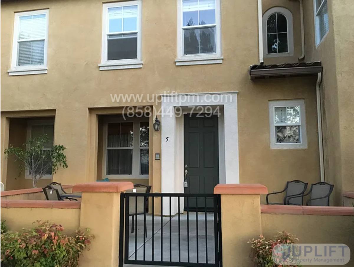 Townhouse for rent at 7850 Via Belfiore, San Diego, CA 92129