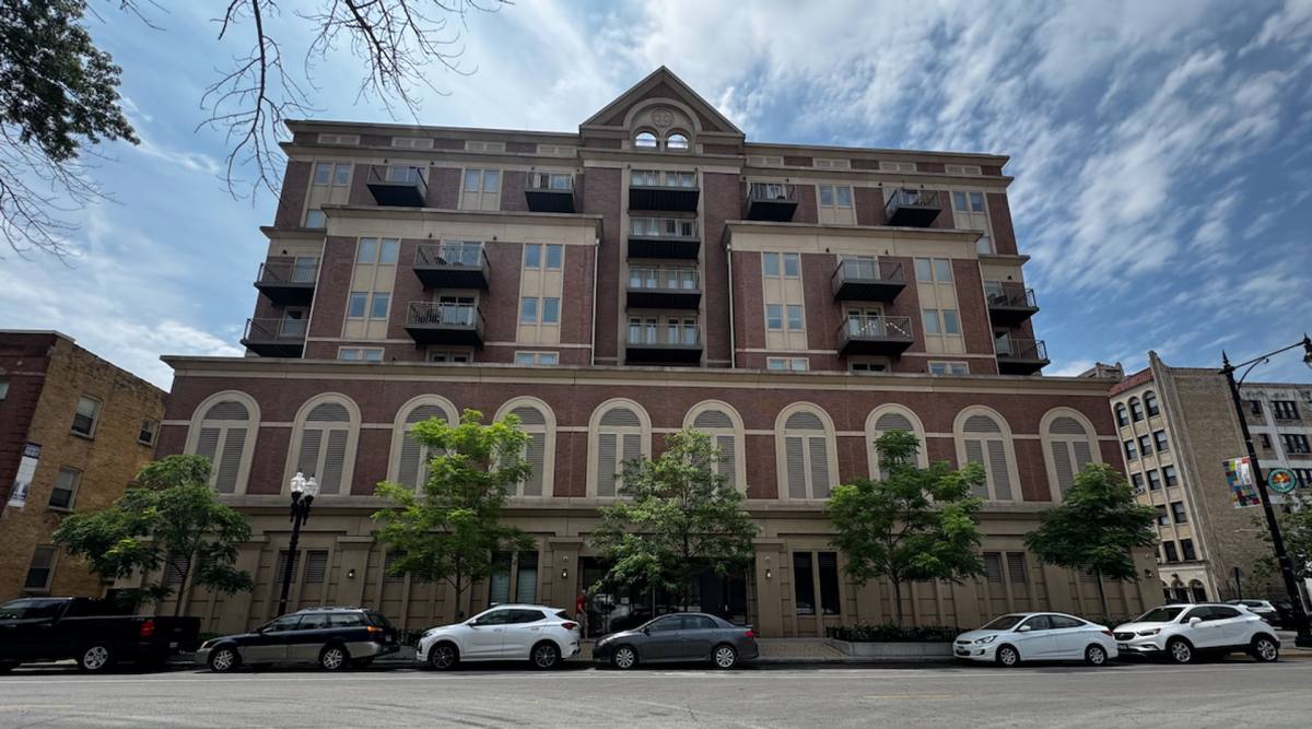 Apartment for rent at 1323 W Morse Ave, Chicago, IL 60626