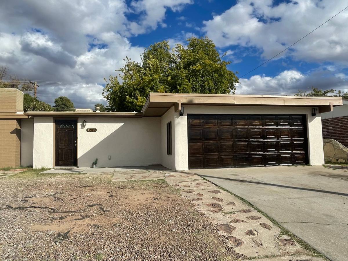 House for rent at 1935 Thomas Dr, Las Cruces, NM 88001