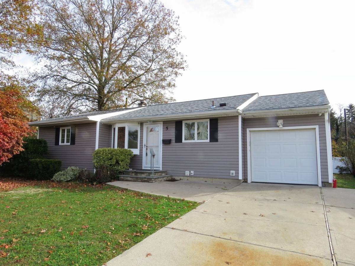 House for rent at 5 Manetto Dr, Plainview, NY 11803