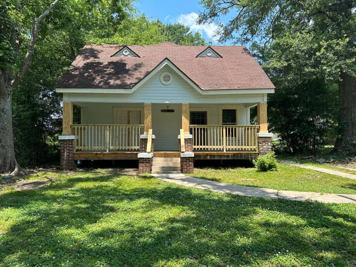 Apartment for rent at 1430 W Kirby Place, Shreveport, LA 71103