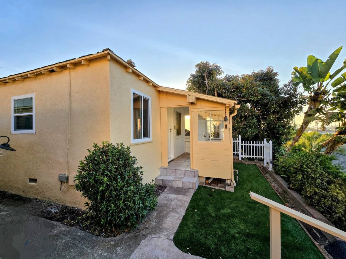 Townhouse for rent at 4661 Newport Ave, San Diego, CA 92107