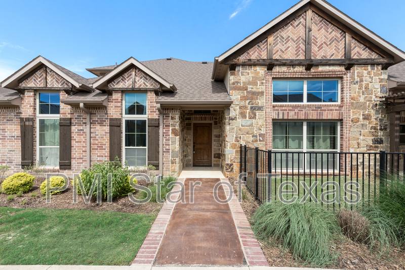Townhouse for rent at 889 Birds Fort Trail, Arlington, TX 76005