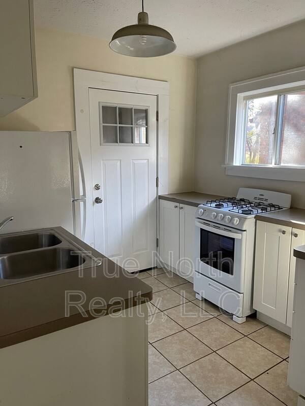 Apartment for rent at 1681 1 2 Oak St, Columbus, OH 43205