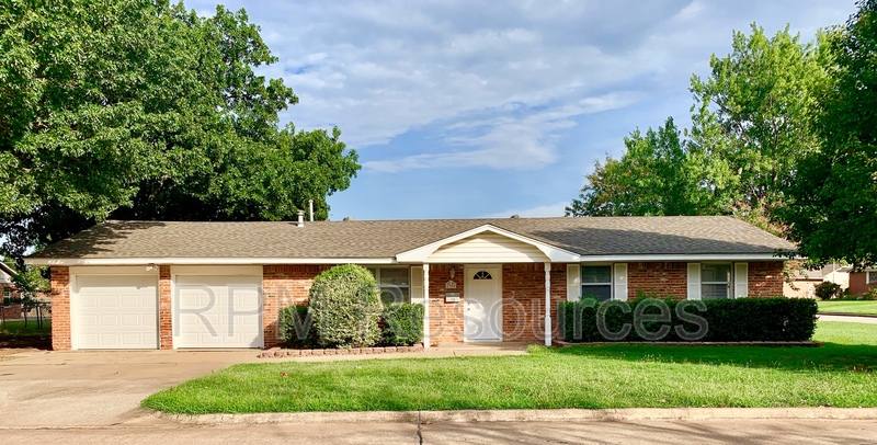 House for rent at 2308 Elwood Dr, Edmond, OK 73013