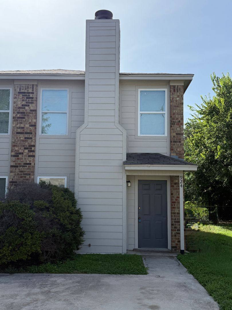 Townhouse for rent at 924 N 7th St, Copperas Cove, TX 76522
