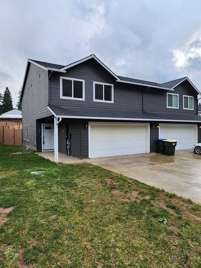 Townhouse for rent at 205-207 Oak St, Winlock, WA 98596