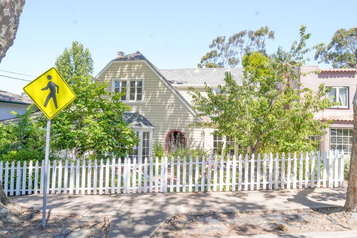 House for rent at 515 Moraga Ave, Oakland, CA 94611
