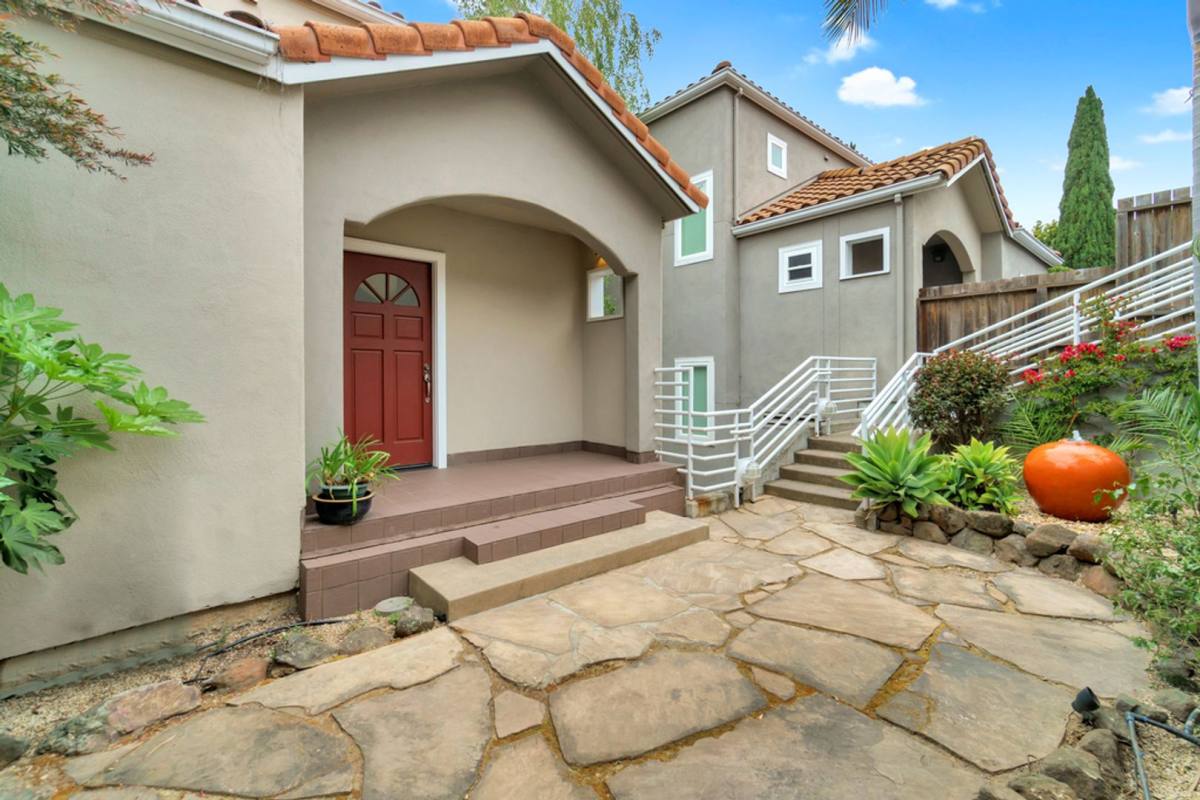 Townhouse for rent at 4614 Redwood Rd, Oakland, CA 94619