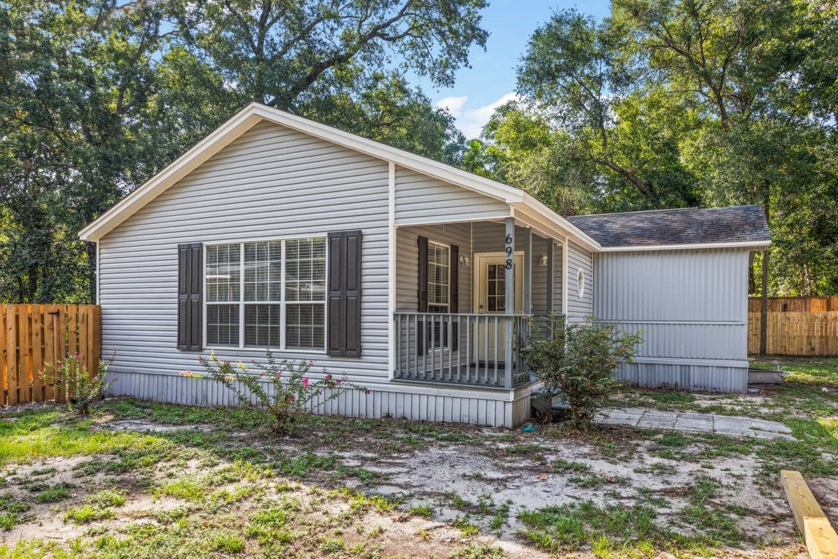 House for rent at 698 Persimmon St, Freeport, FL 32439
