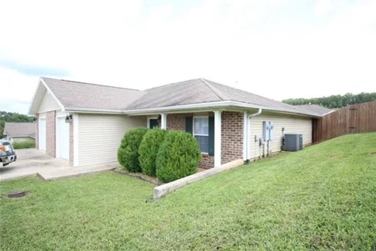Apartment for rent at 21012 Homer Rd, Saint Robert, MO 65584
