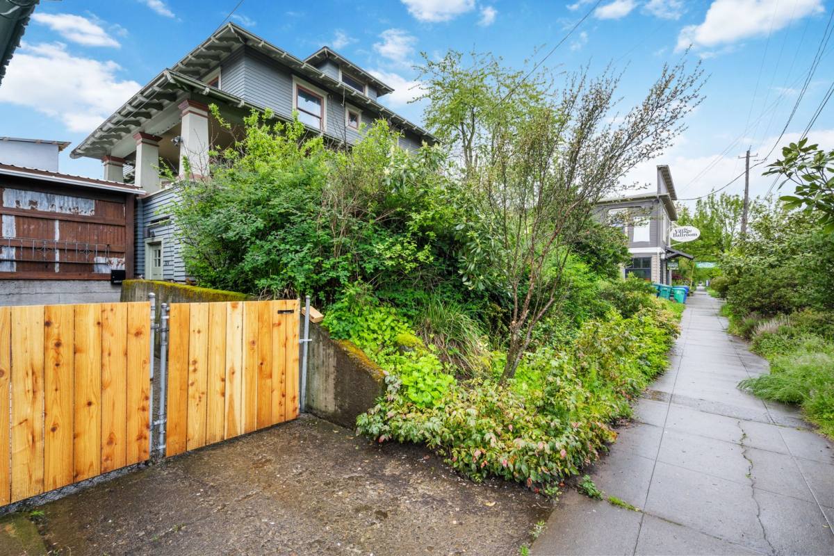 House for rent at 718 NE Dekum St, Portland, OR 97211