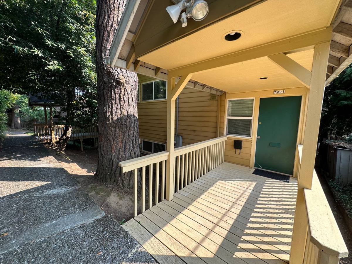 Townhouse for rent at 7921 SE Taggart St, Portland, OR 97206