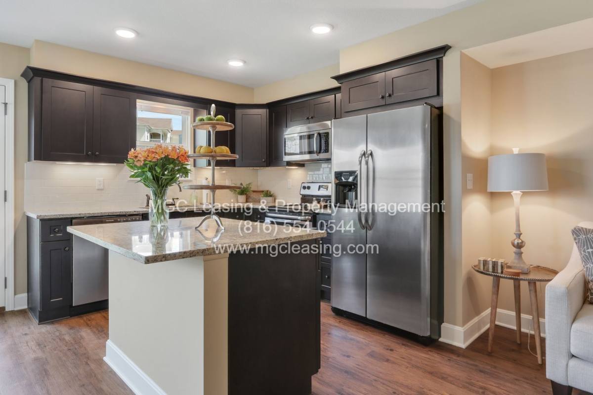 Townhouse for rent at 30 NE 93rd St, Kansas City, MO 64155