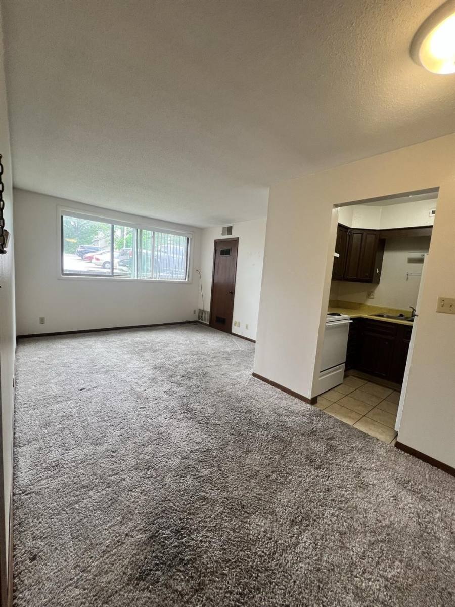 Apartment for rent at 1215 Oakland Rd NE, Cedar Rapids, IA 52402