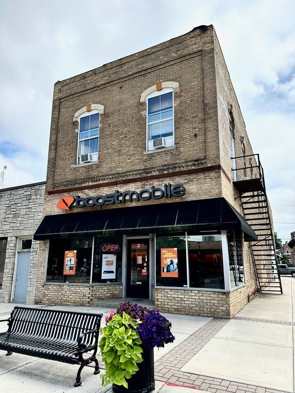 Apartment for rent at 104 E Sumner St #1, Harvard, IL 60033