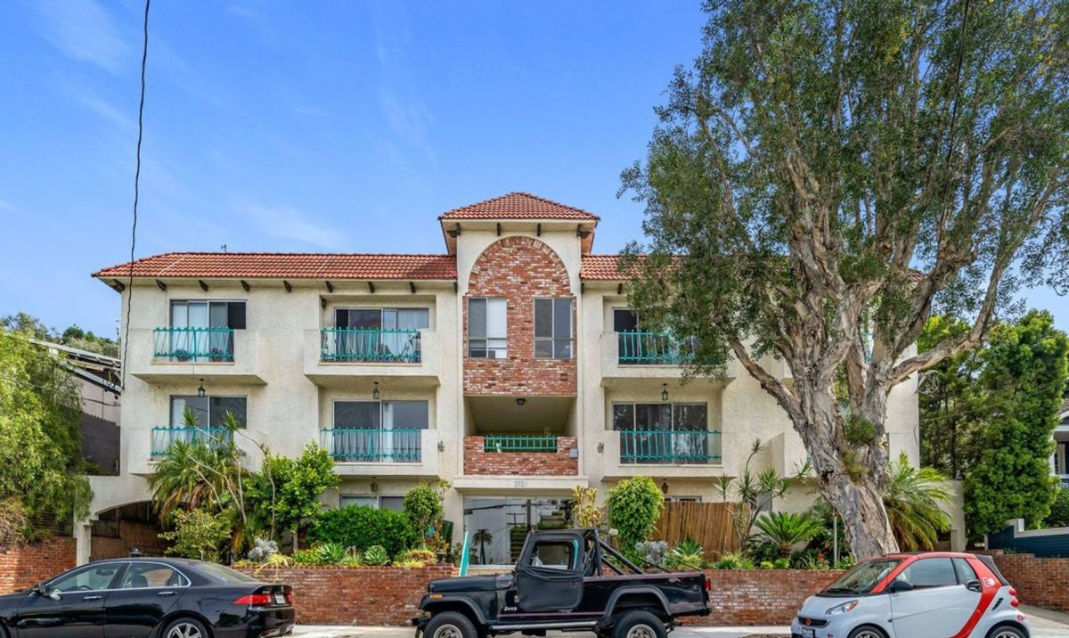 Apartment for rent at 2721 6th St, Santa Monica, CA 90405