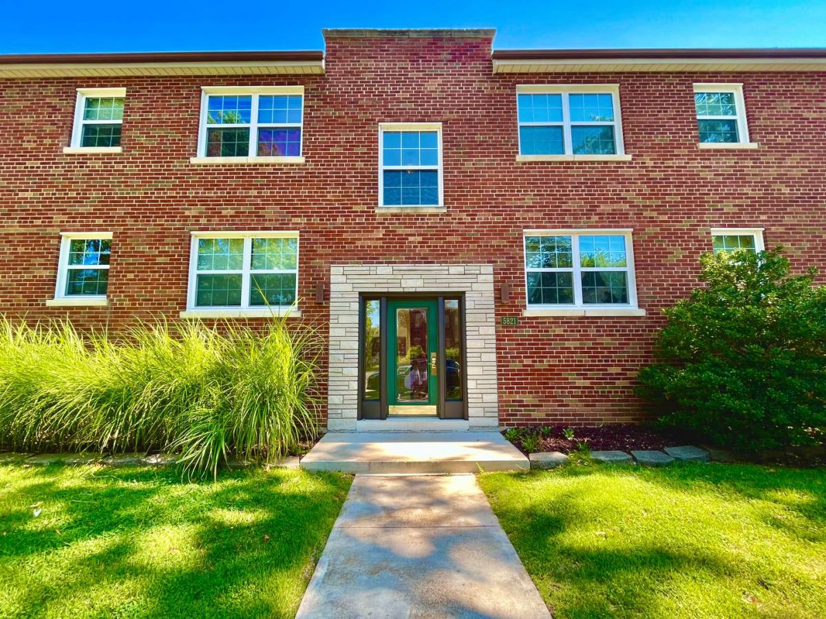 Apartment for rent at 5821 Sunshine Ave, Saint Louis, MO 63109