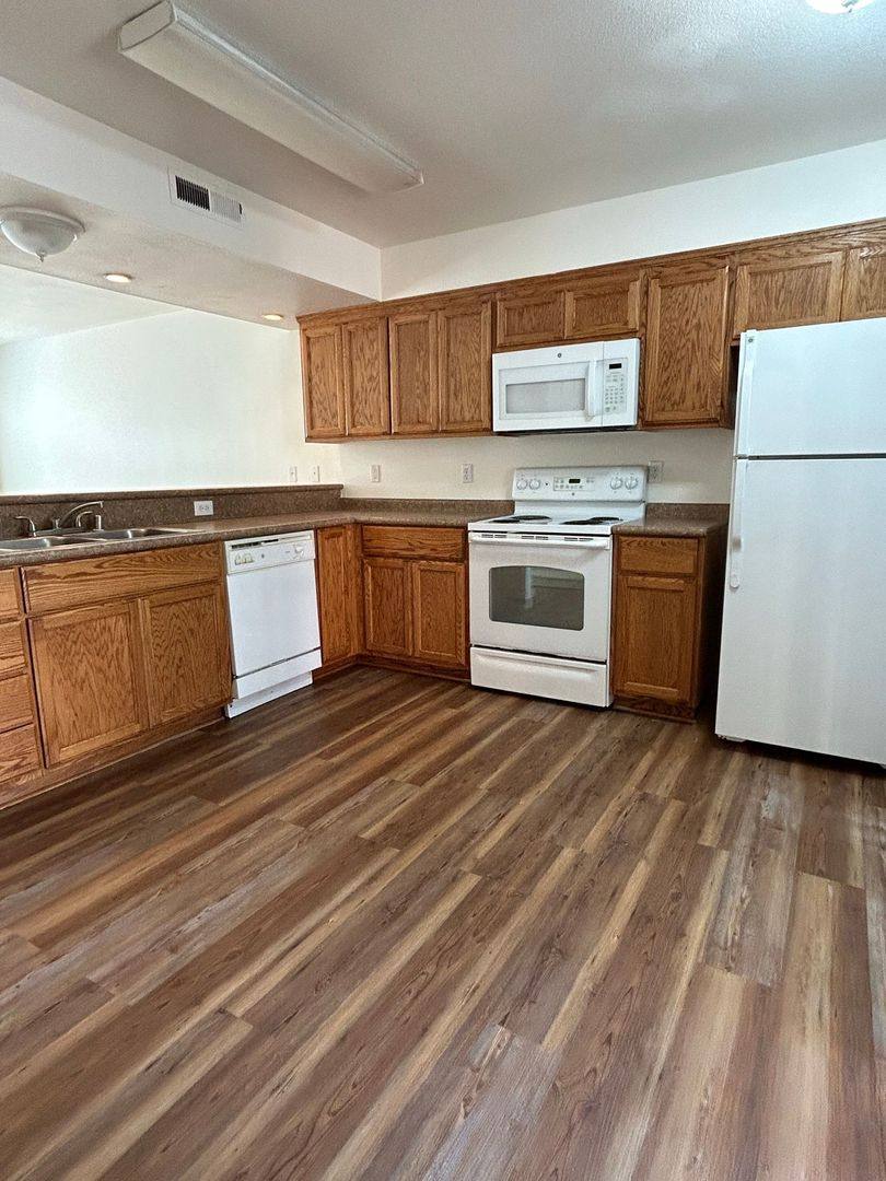 Townhouse for rent at 725 W 4th Ave, Chico, CA 95926