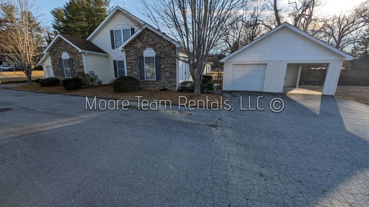 Apartment for rent at 74 Turnabout Lane, Hendersonville, NC 28739