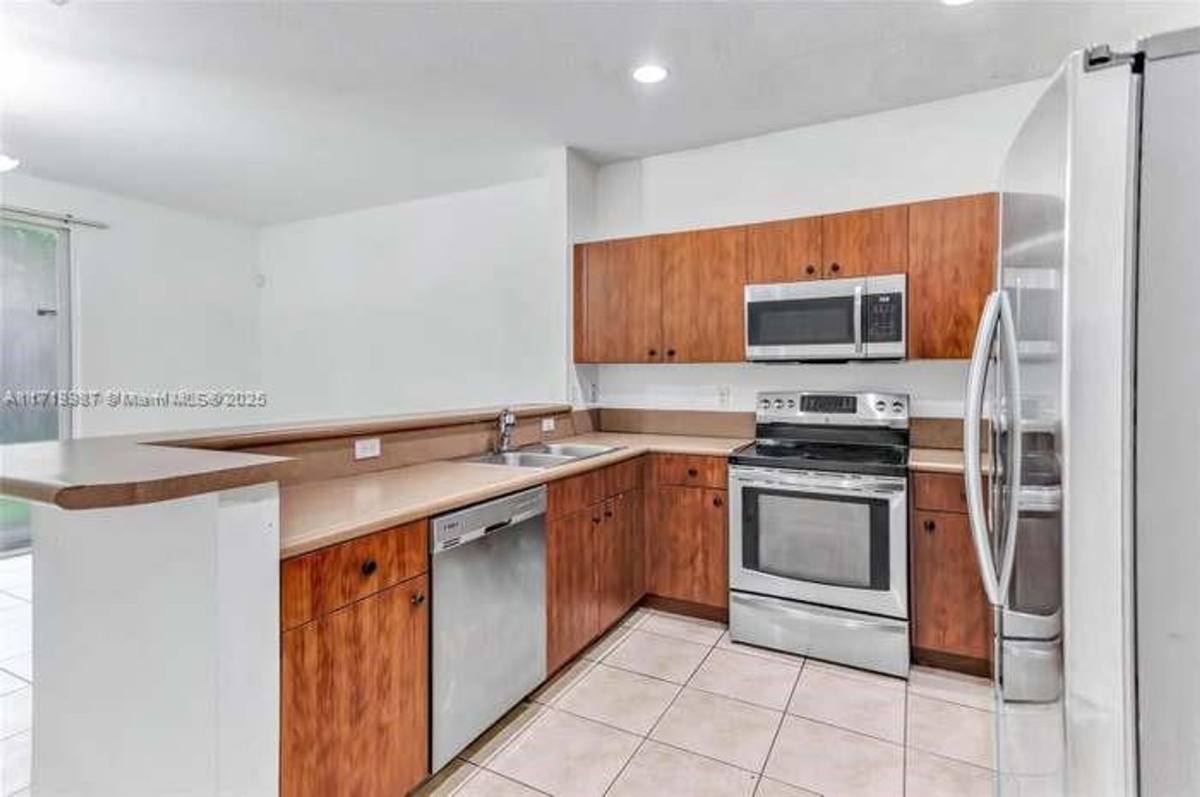 Townhouse for rent at 2577 SW 82nd Ave, Hollywood, FL 33025