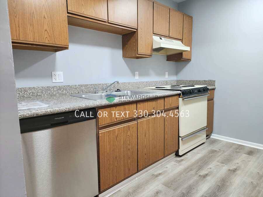 Townhouse for rent at 693 Carroll St, Akron, OH 44304