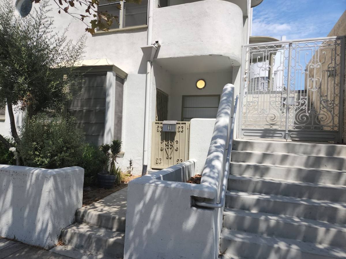 Apartment for rent at 590 N Rossmore, Los Angeles, CA 90004