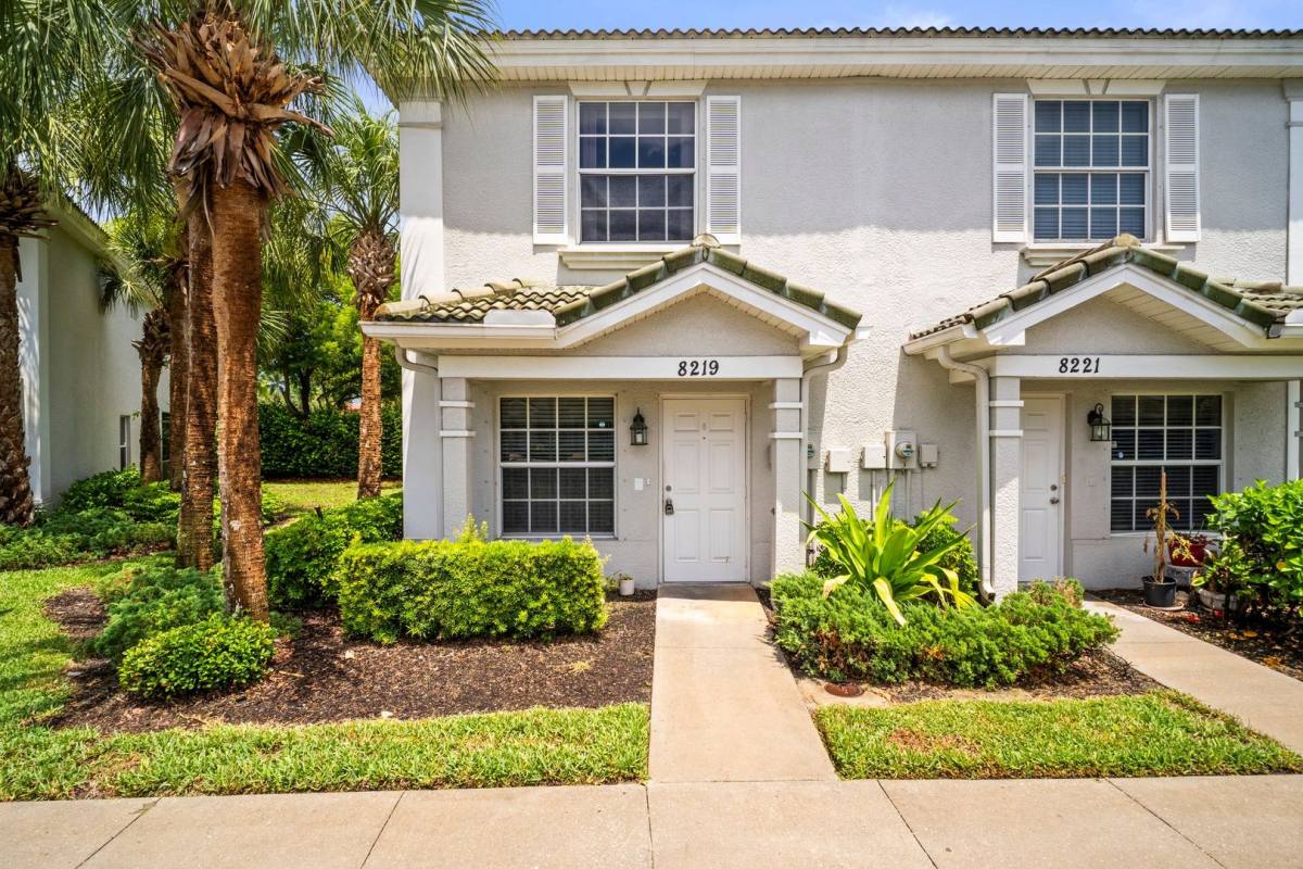 Townhouse for rent at 8219 Pacific Beach Dr, Fort Myers, FL 33966