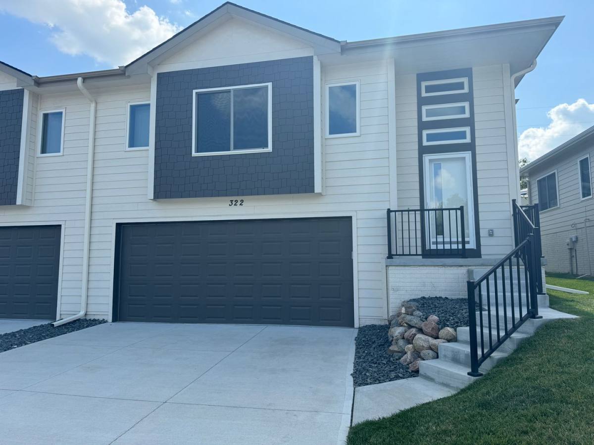 Townhouse for rent at 302 N Allen St, Bennington, NE 68007