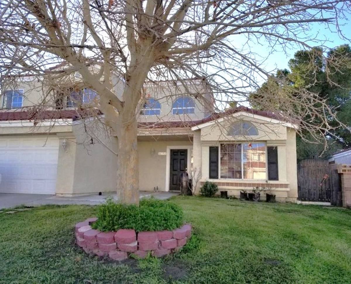 House for rent at 37621 17th St E, Palmdale, CA 93550