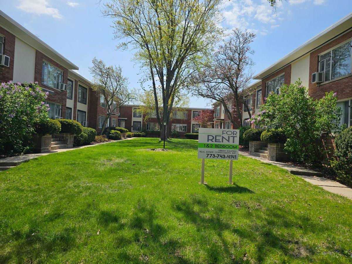 Apartment for rent at 1933-43 Hickory Rd, Homewood, IL 60430