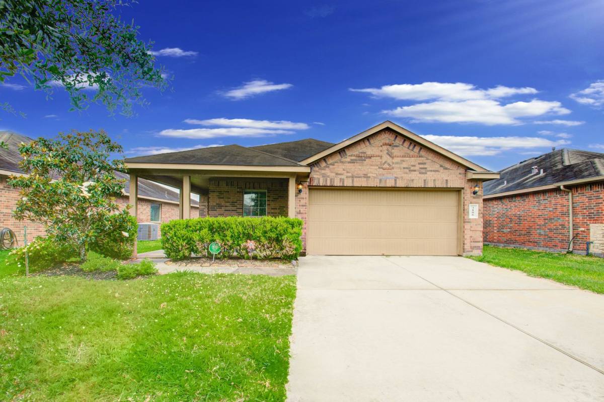 House for rent at 3106 Cambridge Meadows Lane, Dickinson, TX 77539