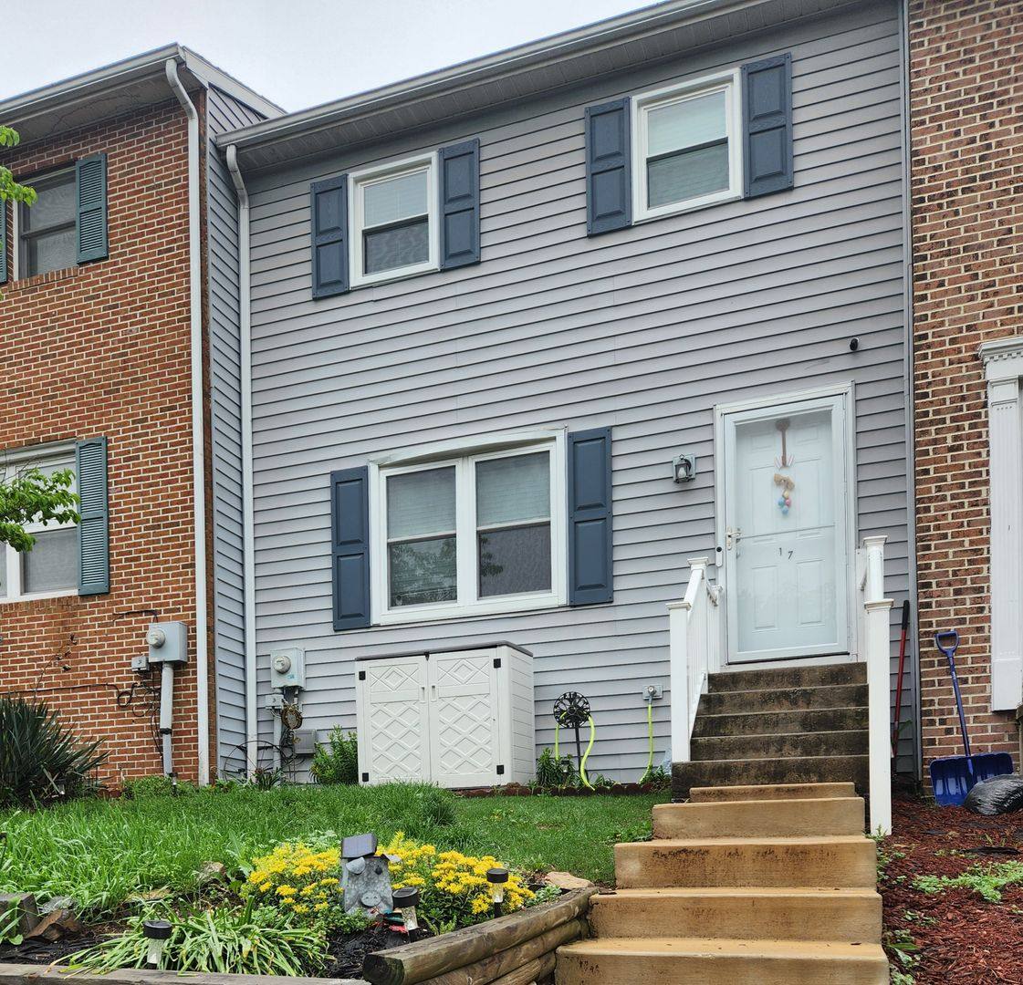 Townhouse for rent at 17 Mall Rd, Etters, PA 17319