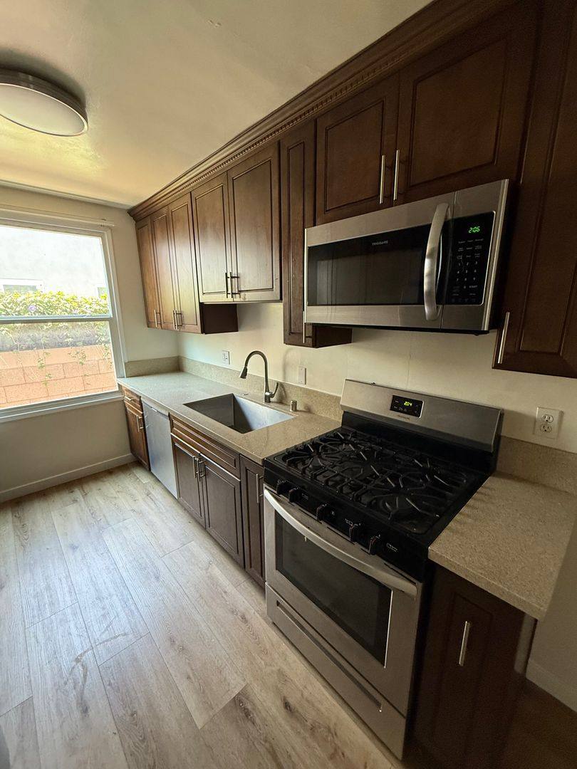 Apartment for rent at 3367-73 Overland, Los Angeles, CA 90034