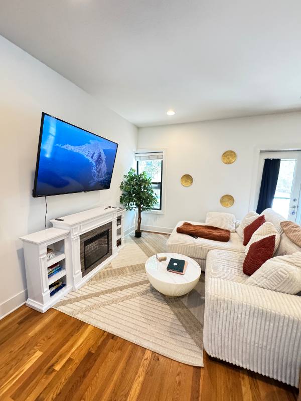 Apartment for rent at 1958 W Byron St #1, Chicago, IL 60613