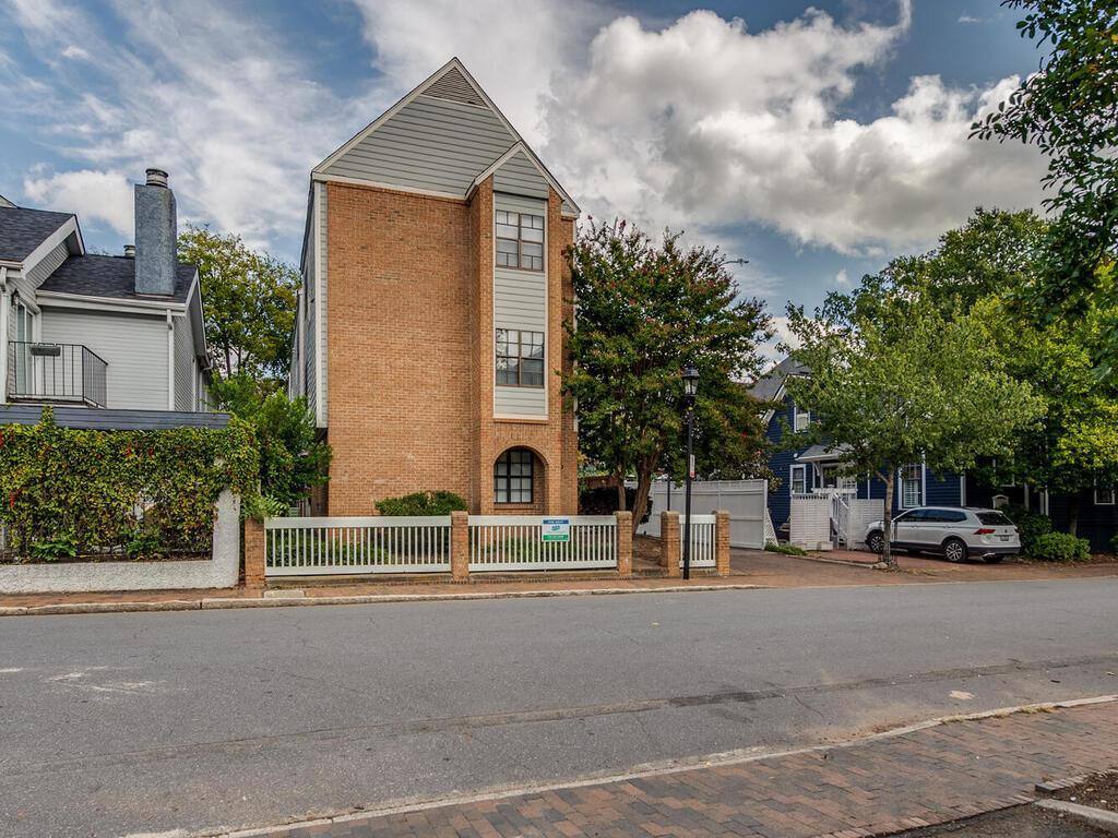 Apartment for rent at 406 W 9th St #204, Charlotte, NC 28202