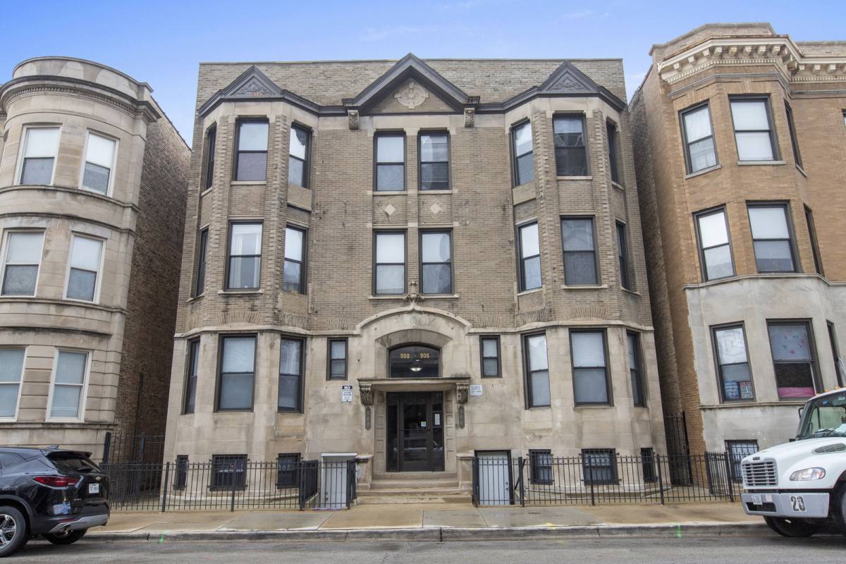Apartment for rent at 908 W Montrose Ave #906-3, Chicago, IL 60613