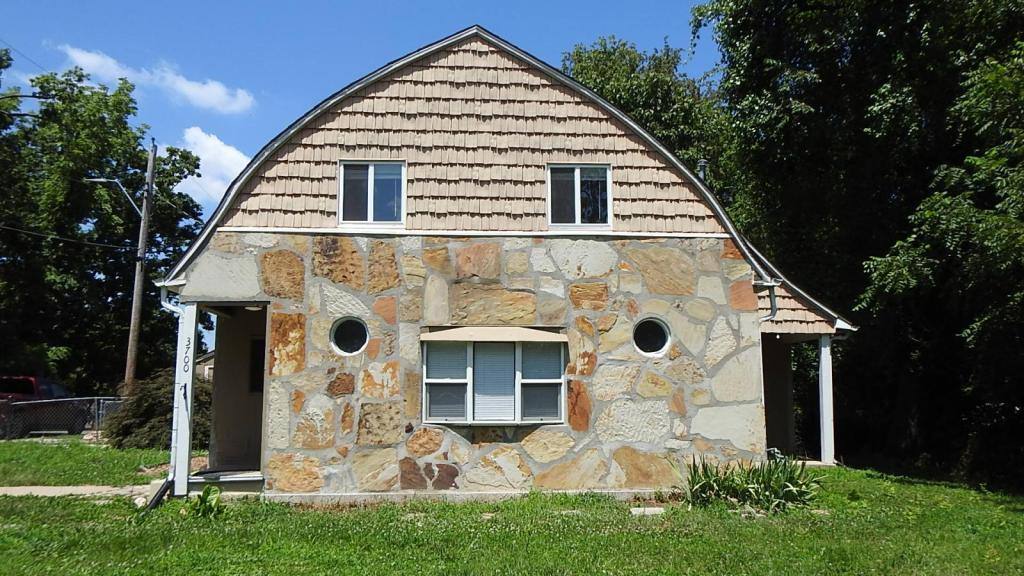 House for rent at 3700 NE Russell Rd, Kansas City, MO 64117
