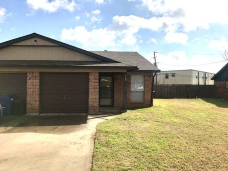 Townhouse for rent at 703 Pleasant Manor Ave, Burleson, TX 76028
