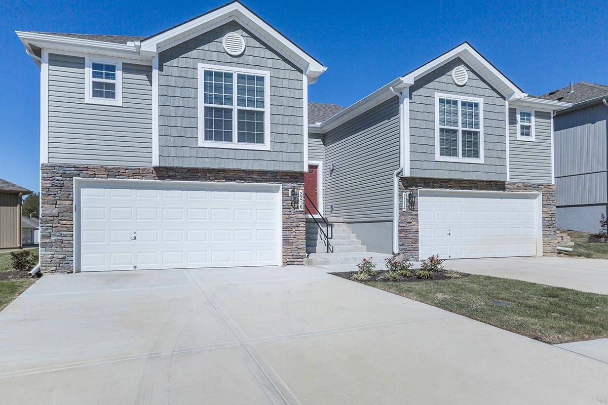 Townhouse for rent at Parkway Oaks Townhomes & Duplexes, 2200 NW 56th Terrace, Kansas City, MO 64151