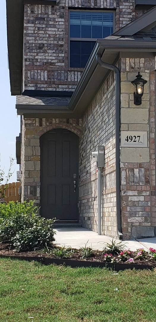 Townhouse for rent at 4927 Sanger Circle Dr, Sanger, TX 76266