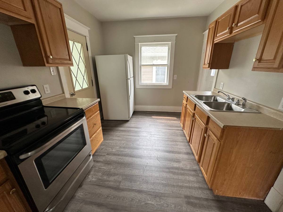 House for rent at 617 W Lawrence St, Mishawaka, IN 46545