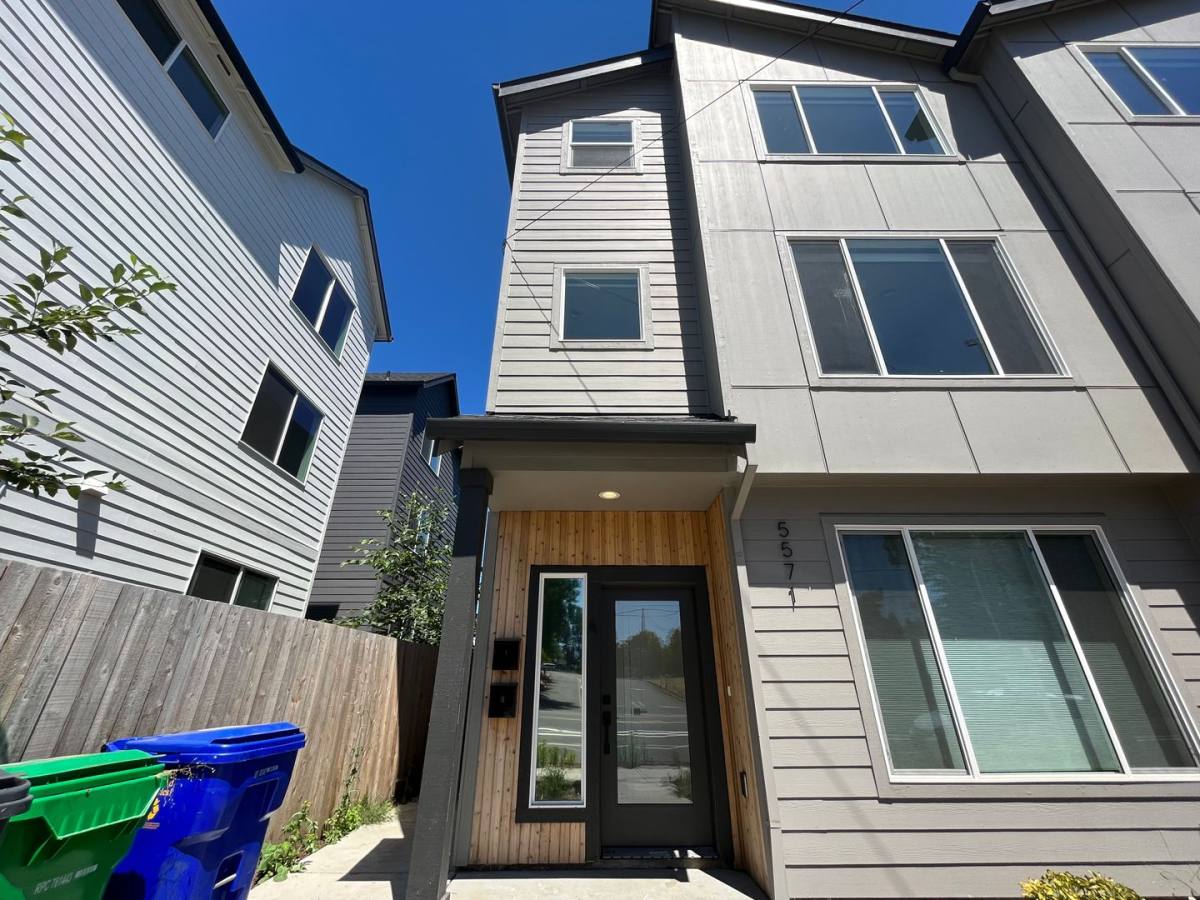 Townhouse for rent at 5571 NE Killingsworth St, Portland, OR 97218
