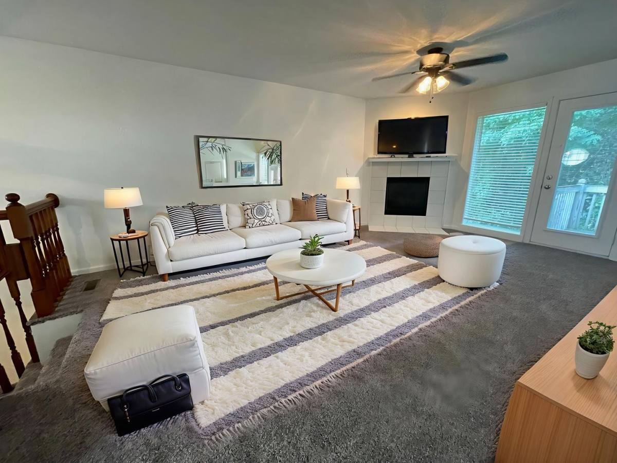 Townhouse for rent at 5808-5810 NE 42nd St, Kansas City, MO 64117