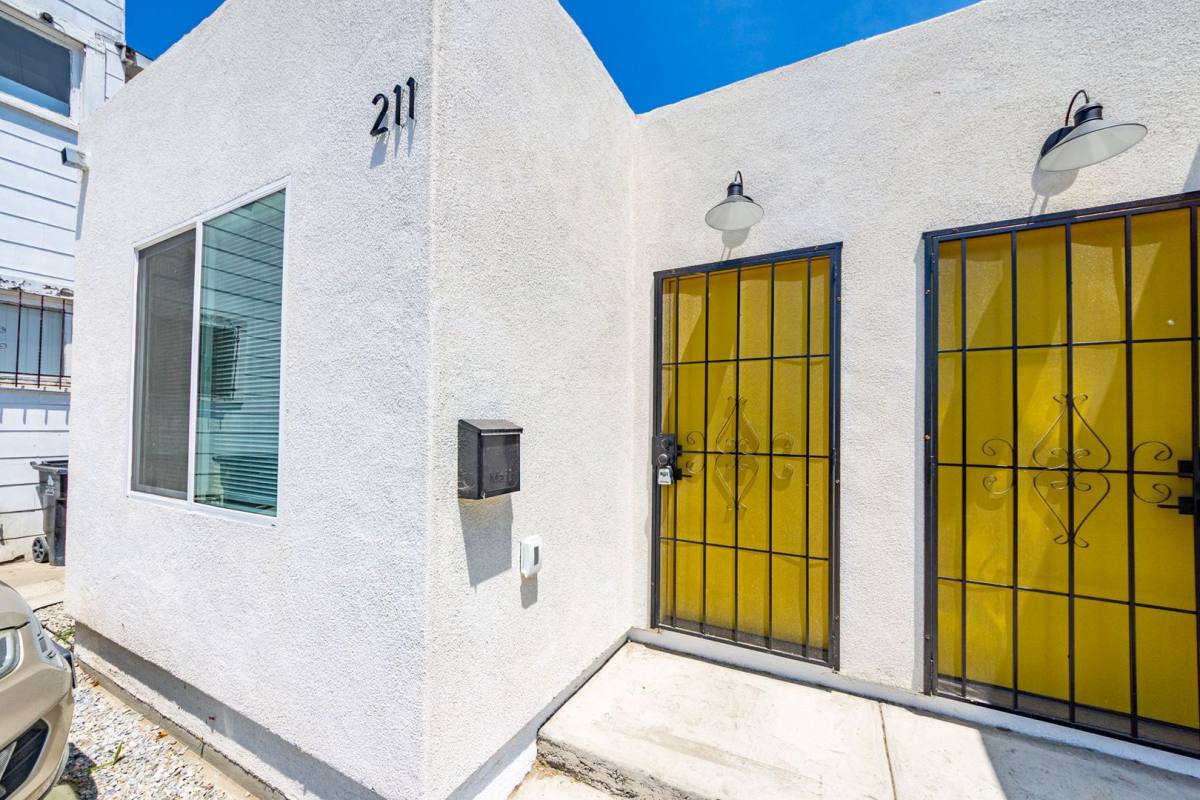 Townhouse for rent at 211 E 47th St, Los Angeles, CA 90011