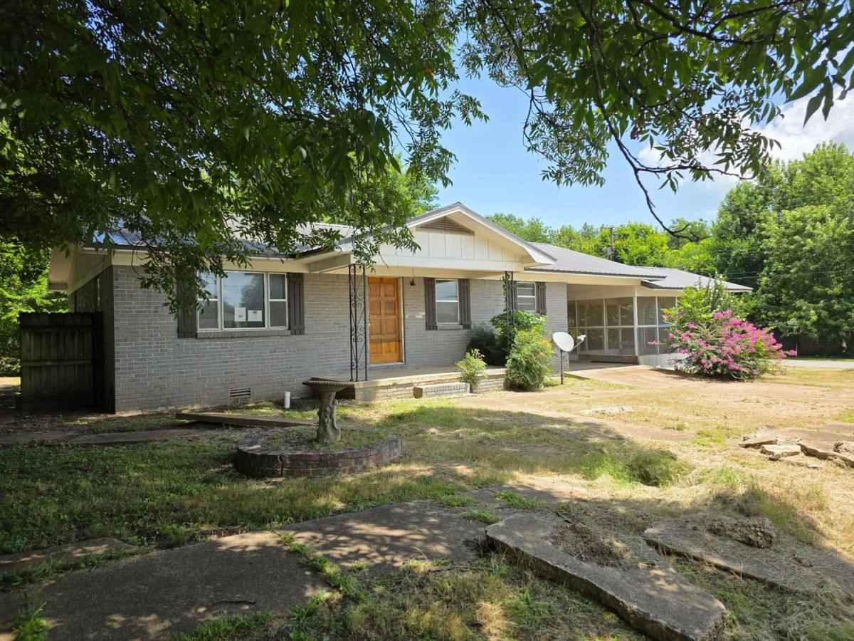 House for rent at 330 College St, Newark, AR 72562