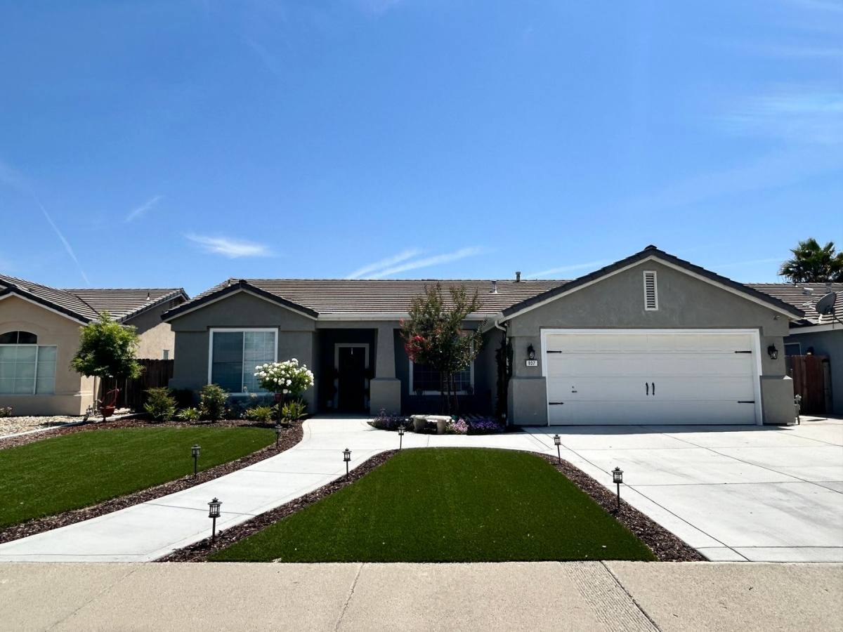 House for rent at 937 W Orange St, Hanford, CA 93230