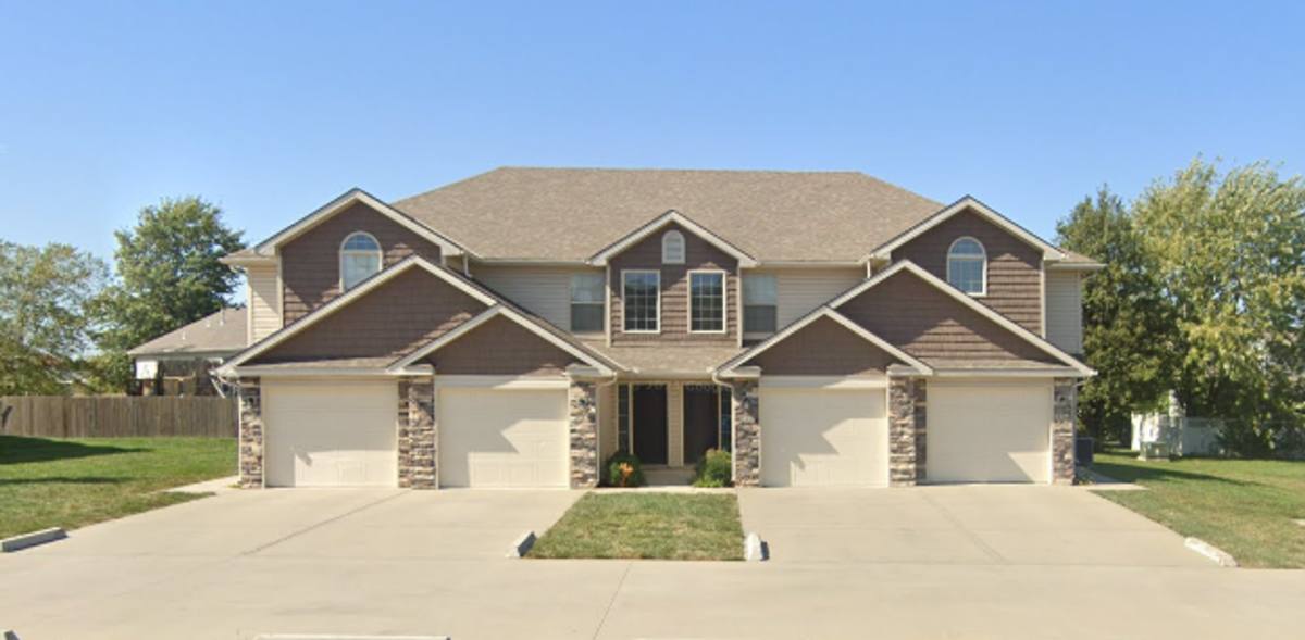 Townhouse for rent at 502-508 N Foxridge Dr, Raymore, MO 64083