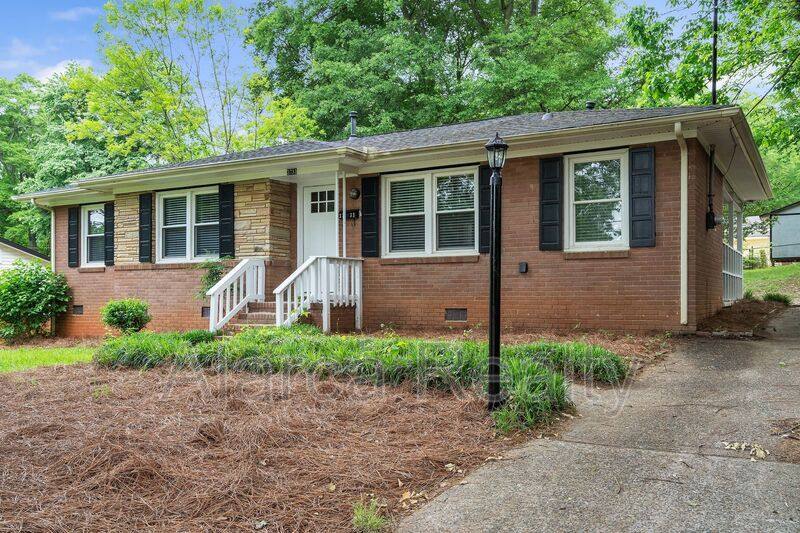 House for rent at 3733 Manchester Dr, Charlotte, NC 28217