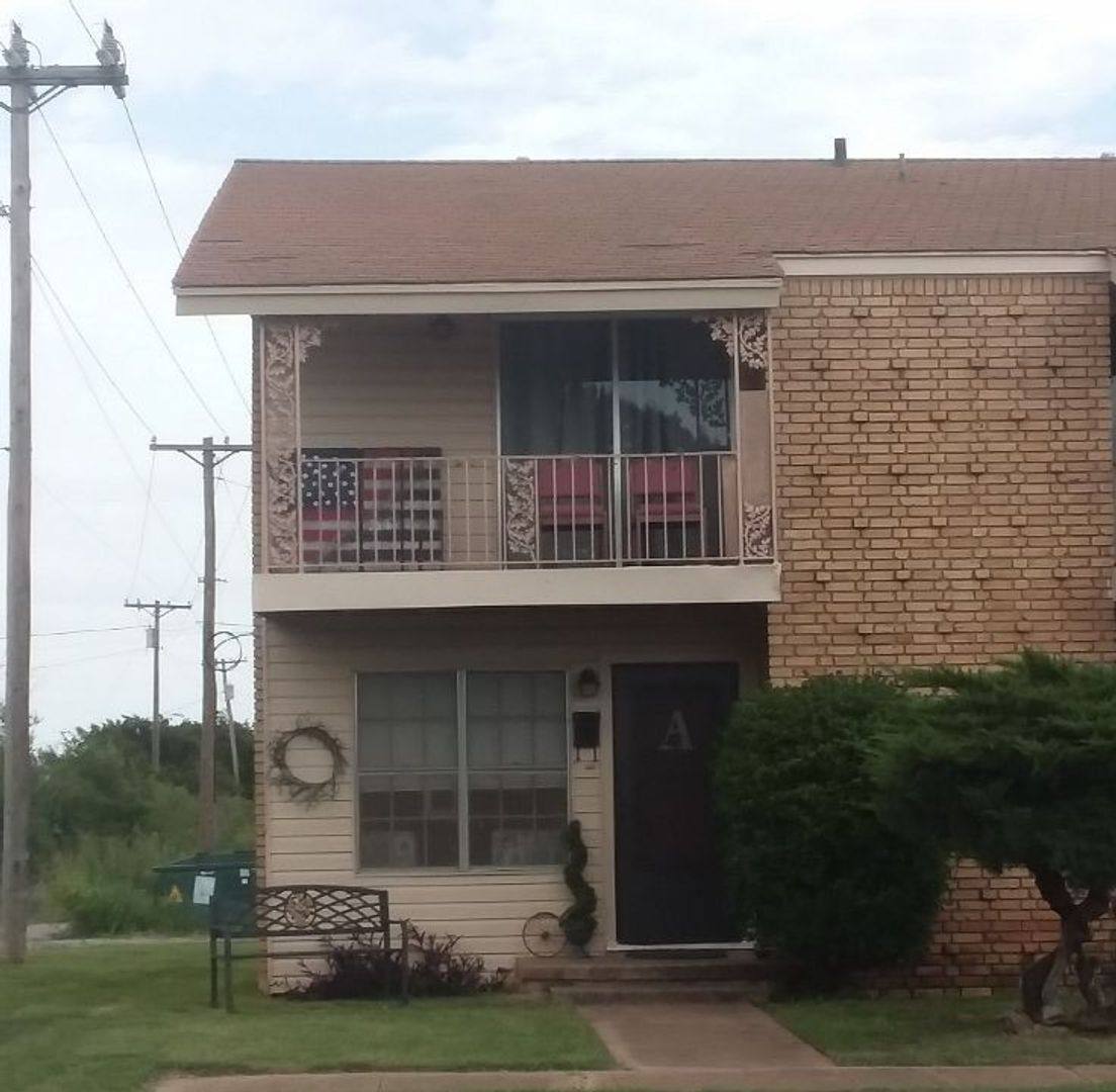 Apartment for rent at 1621 N 13th St, Frederick, OK 73542